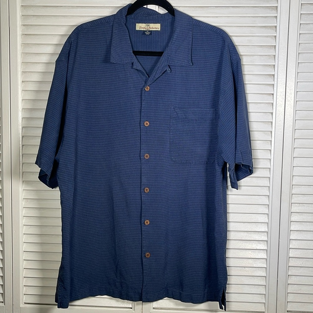 Tommy Bahama, Blue shirt 100% Silk. Size: XL.